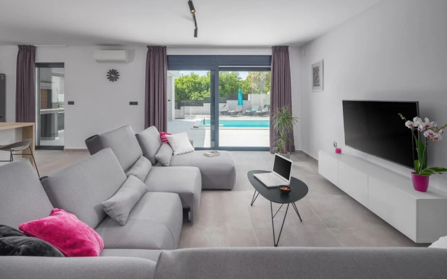 Beautiful Home in Rebici with Hot Tub, Sauna & 4 Bedrooms