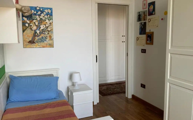 Camere con bagno privato in appartamento condiviso con host