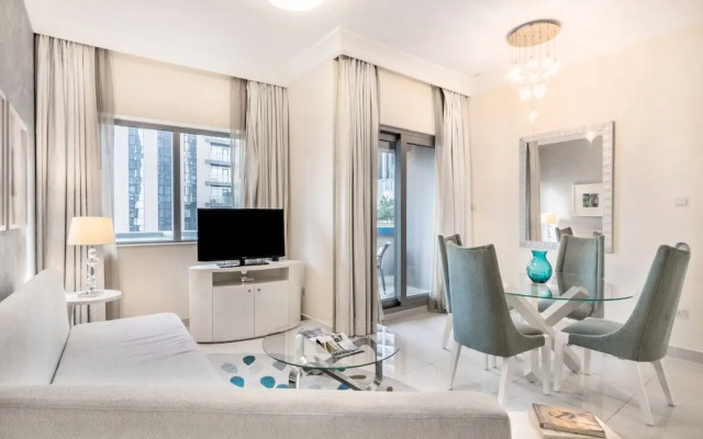 Amazing 1 BR Apartment Damac Mall Street