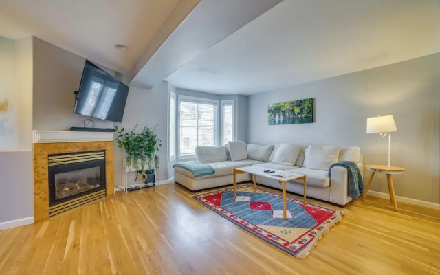 Pet-friendly Seattle Townhome < 1 Mile to Lake!