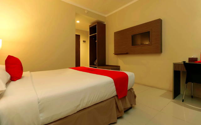 RedDoorz Plus near Pantai Losari