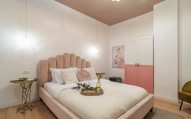 Designer 2-Bedroom Flat with Balcony & Full Amenities Steps from Piata Universitatii