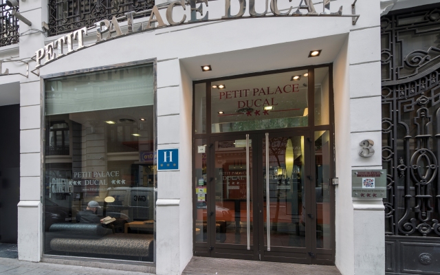 Отель Petit Palace Chueca вид на фасад