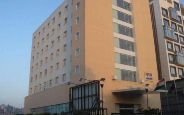 Отель Tulip Inn West Delhi вид на фасад