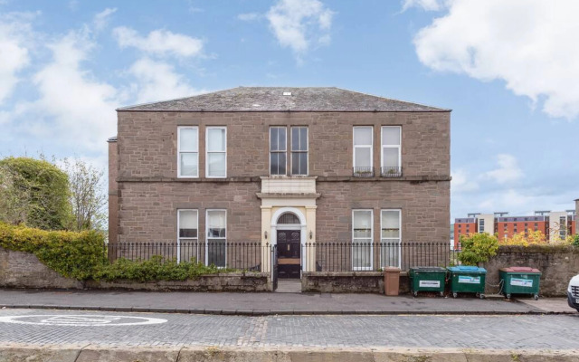 Roseangle - Spacious Family Apartment with South Facing Garden