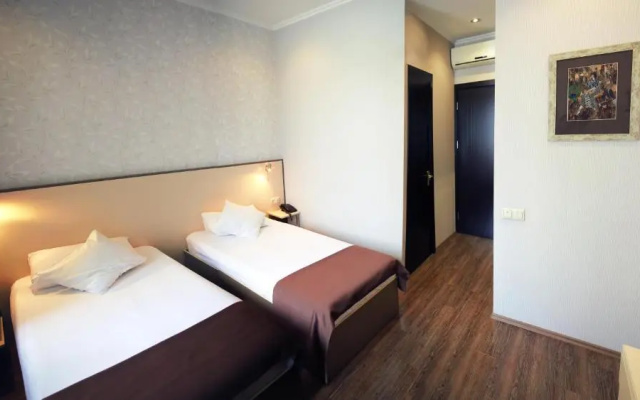 Standard Twin room (twin beds) · Hotel Rondo — photo 7