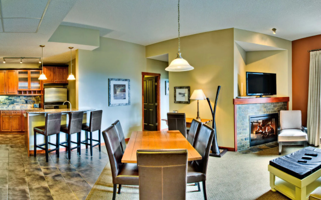 Blackstone Mountain Lodge by CLIQUE