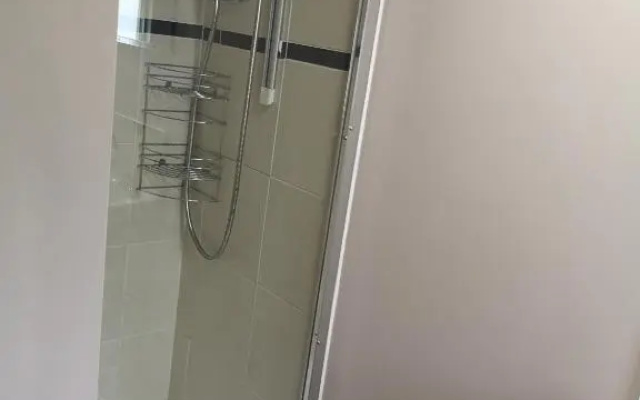 En-suite Bedroom in a quiet bungalow