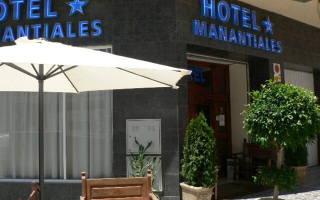 Hotel Manantiales вид на фасад