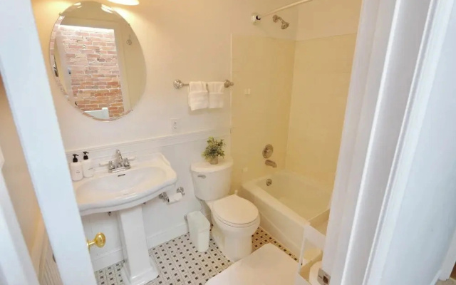 Penn & Ten- Spacious Capitol Hill Rowhouse
