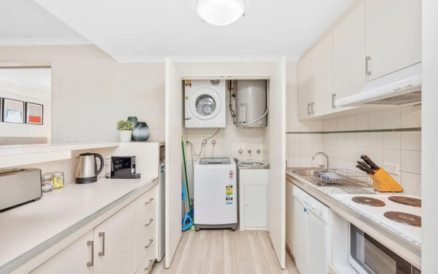 Spacious 1bdr Fast Wi-fi Near RAC Arena