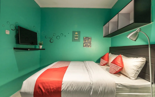 OYO 1491 Sandang Residence Near RS Patria IKKT