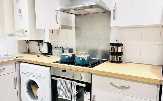 House - Sleeps 10 - Parking - Garden