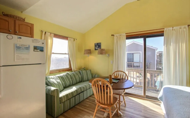 40 Hatteras Blew Studio Bedroom Condo by RedAwning