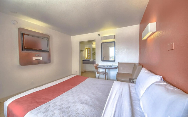 Motel 6 San Antonio, TX - Fiesta