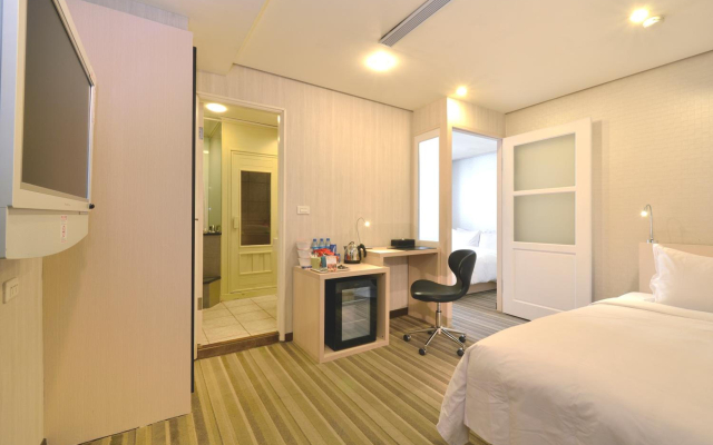 Yomi Hotel - MRT Shuanglian Station