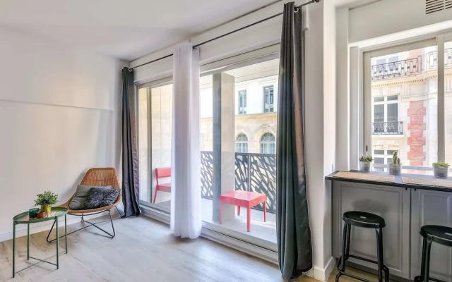 Charming 2 Room Apartment With Balcony - Paris 8ème
