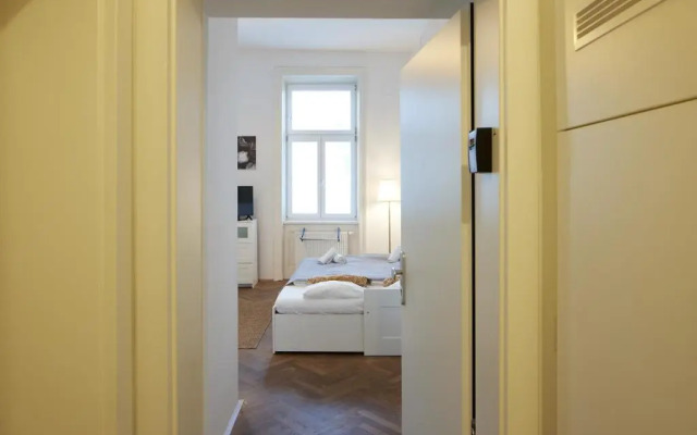 Nice Studio Close To Metro III (Adults Only)