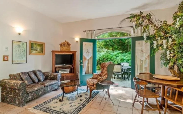 Auberge de Seattle, French Country Inn