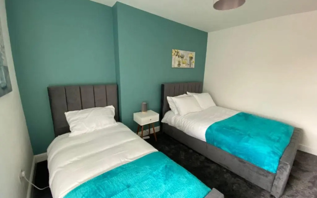 Stylish 2 bed apartment sea front location suite 3