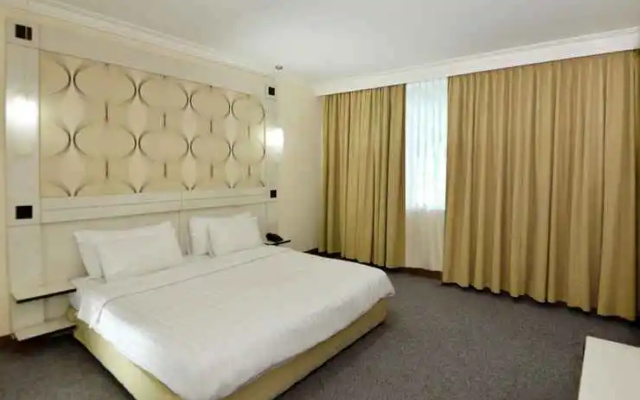 RedDoorz Premium at Hotel Ratu Residence