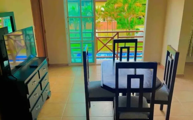Lovely 2 Bedroom Condo With Pool And Hot Water