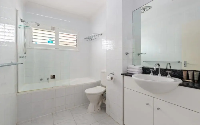 Bright 2-bedroom Apartment Near Coogee Beach