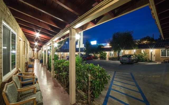 Апартаменты El Patio Inn Studio City Лос-Анджелес вид на фасад