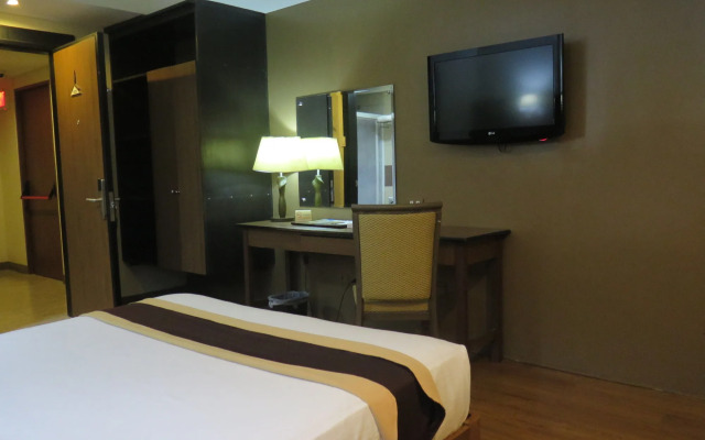 The Pinnacle Hotel and Suites