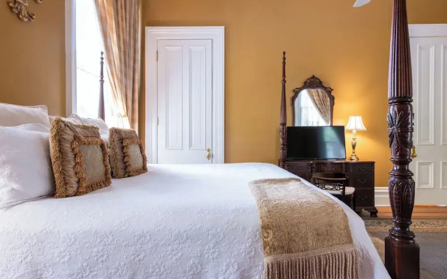 DuPont Mansion Bed & Breakfast