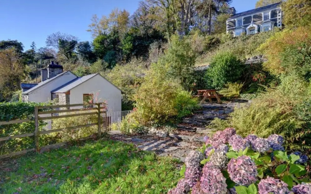 Cosy holiday home in Penrhyndeudraeth with Terrace