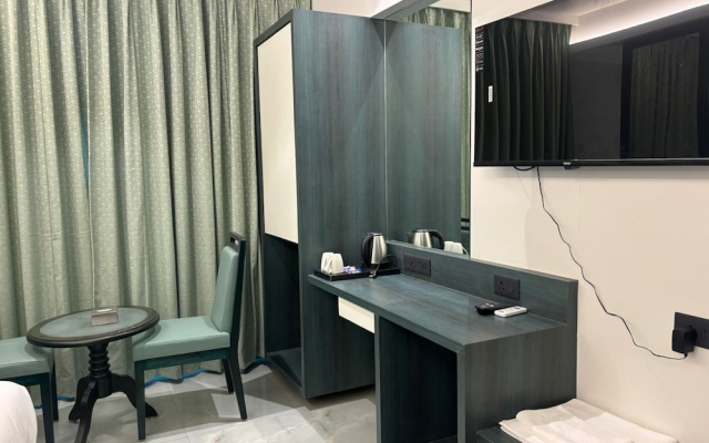 Hotel Imperial Suites - Airoli