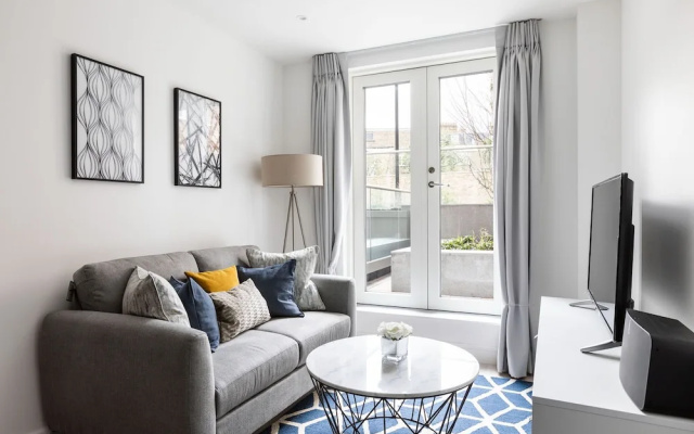 Luxury 1 Bed Apartment in Olympia Kensington