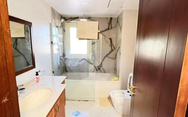 Al Hamra 4-Bedroom Luxury Villa Golf View