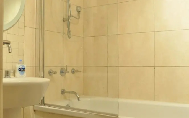 Spacious 2 Bedroom Home In Kensington