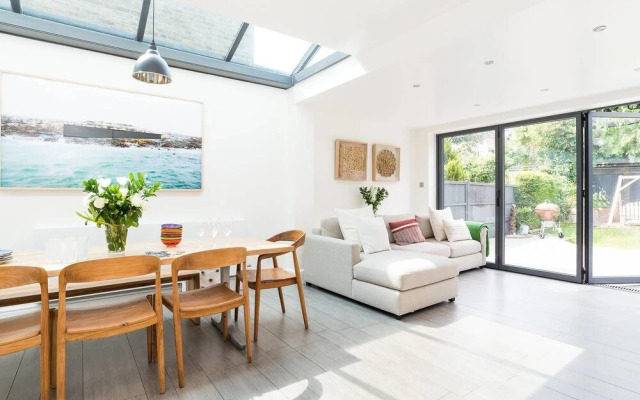 Spacious And Stylish 3BR Apartment Near Paddington.
