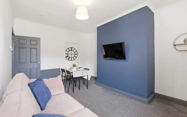 Stylish 3BR Gateshead Home Free Parking Sleeps 6
