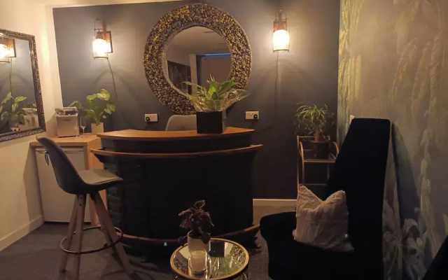 Romantic Chalet- Hot Tub- Games Room-stream-views