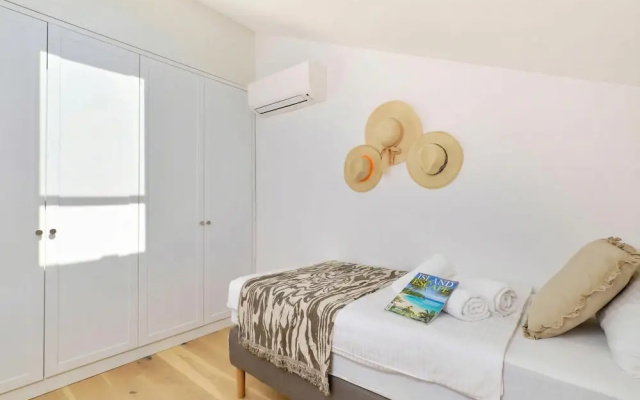 Charming Island Villa Alba