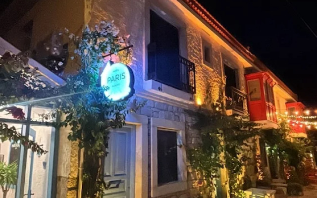 Paris Alacati Butik Otel