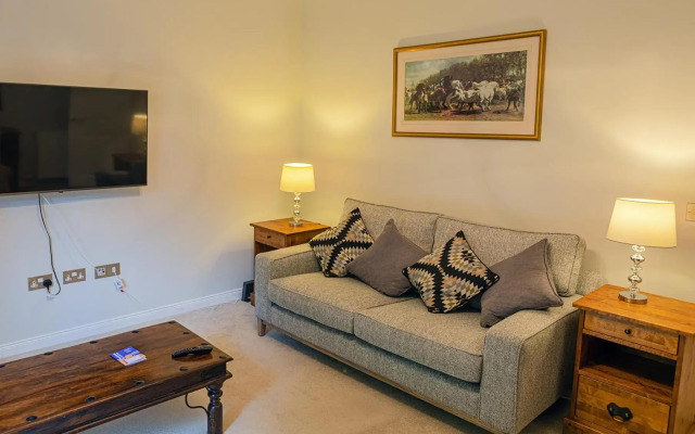 Hedgefield House - Serene Top Floor Flat
