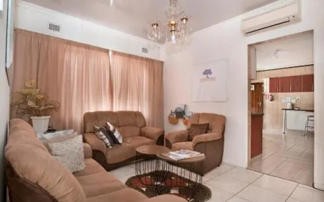25 Jacaranda Lodge & Backpackers