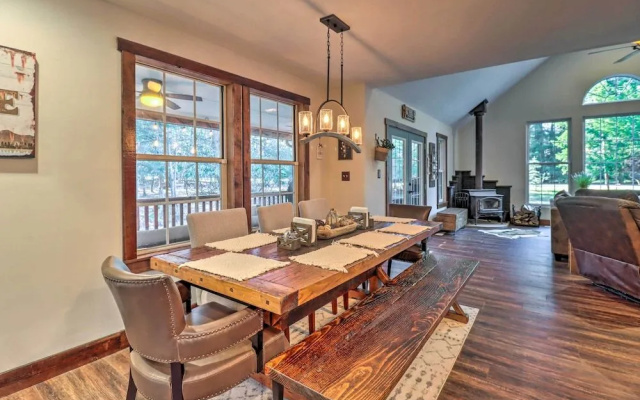 Hot Tub, Beach Access: Albrightsville Retreat!