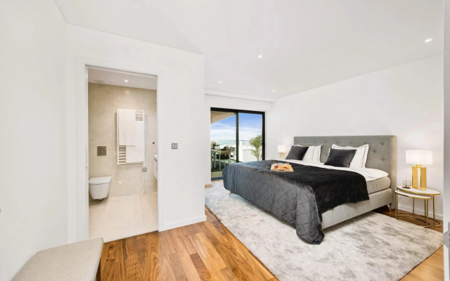 Luxorious Beachside Apartment w Pool & Seaview
