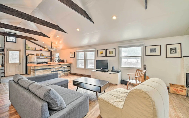 Chic Prattsville Studio w/ Private Hot Tub!