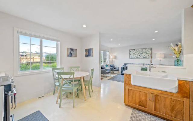 Your Dream Seaside Vacation! Charming 2 BDR Home