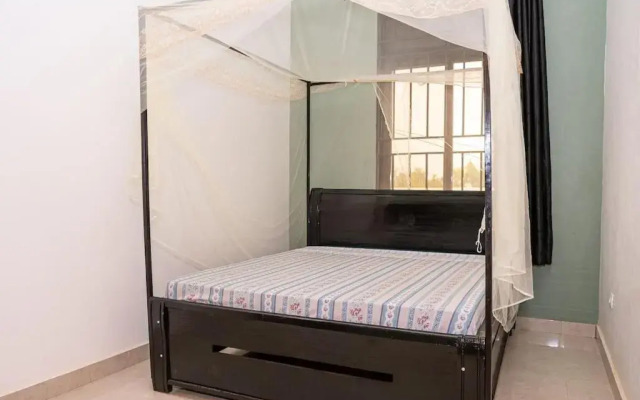 Cheerful 4-bedroom home with parking