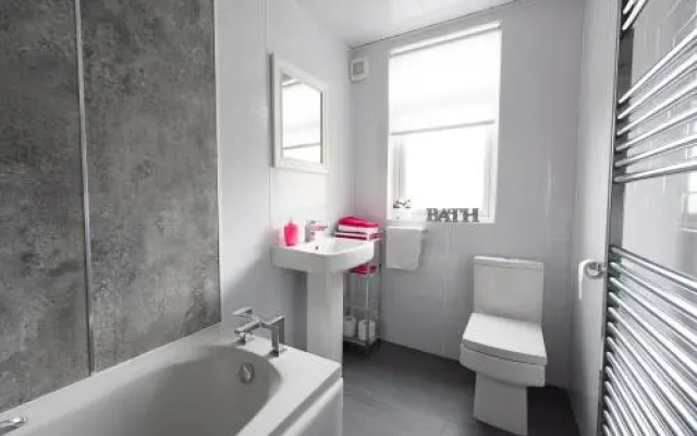 Hls Ashgrove Apartment