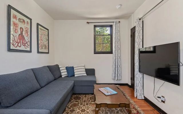 Garden Cottage - Miramar Beach With Shared Deck