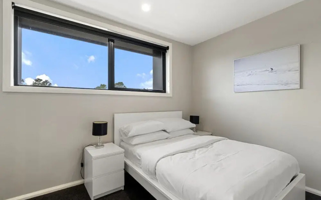 Modern 3-bedroom Townhouse in Quiet Greenway